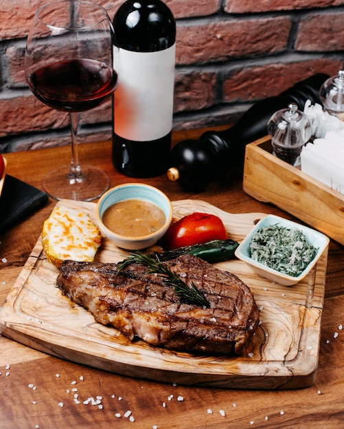 Zarte Steakstückchen mit Knoblauch-Kräuter-Butter und Kartoffeln