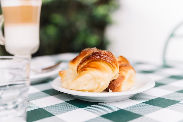 Frühstücksauflauf mit Croissants