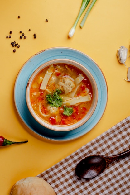 Selbstgemachte Hühnersuppe mit Sahne